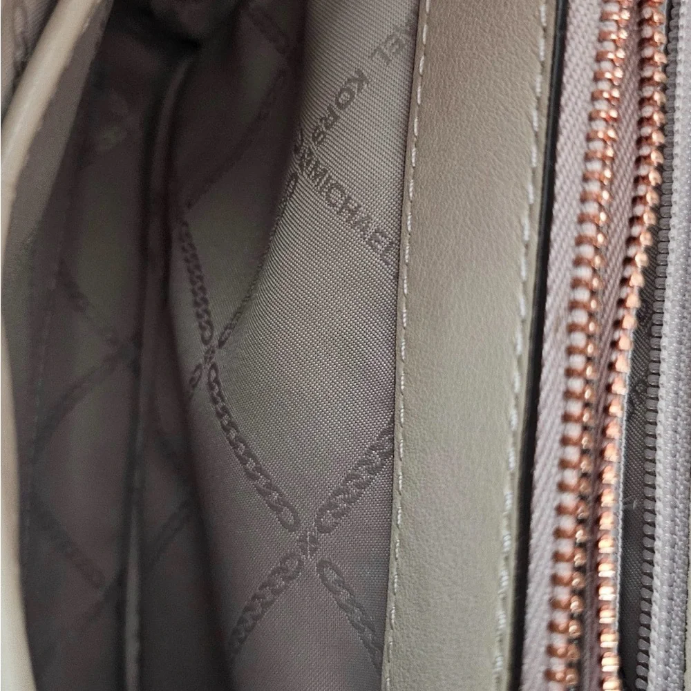 EUC Rare Michael Kors Pink Quilted Handbag with Rose Gold Chain and Brooch Clasp - Picture 6 of 7